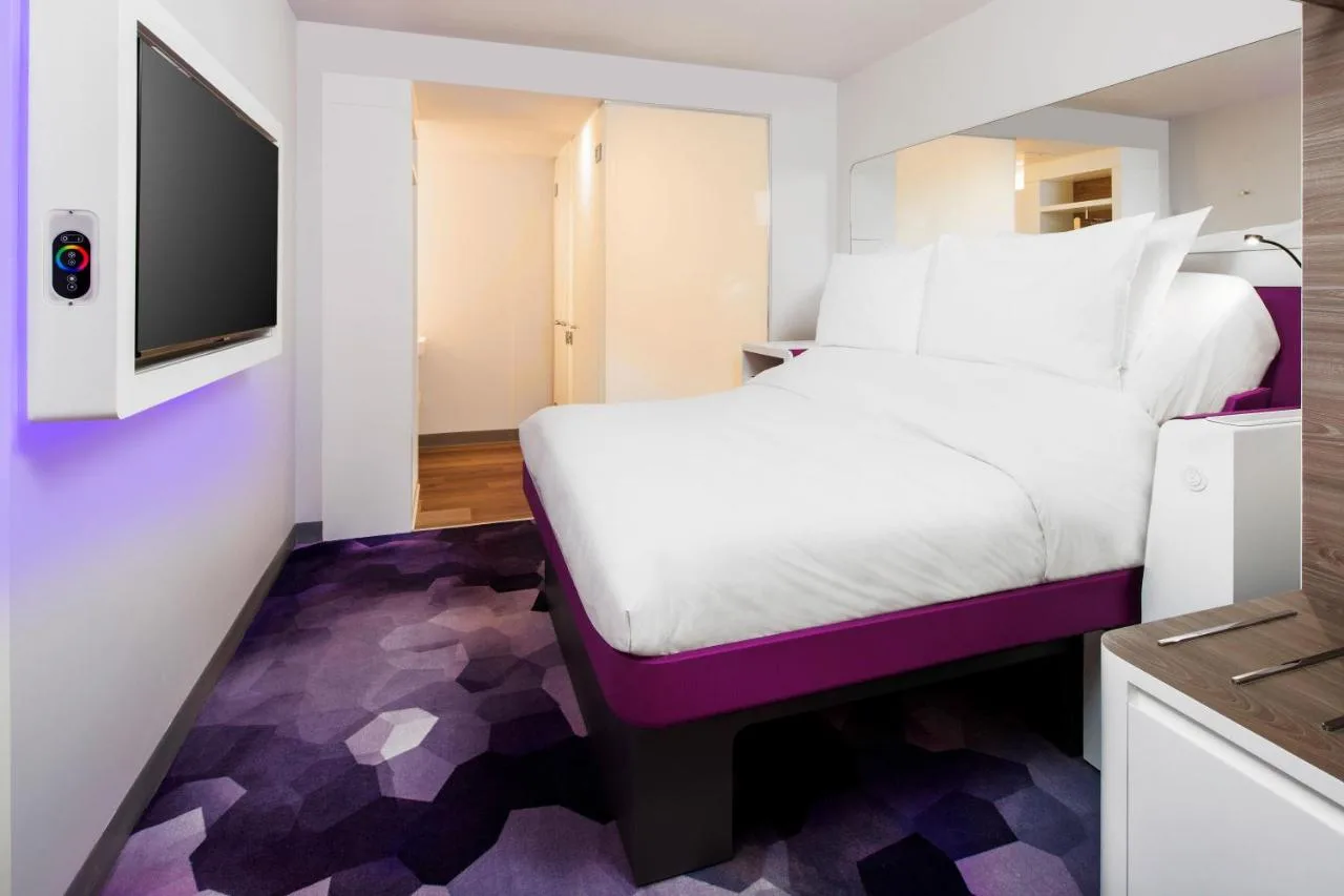 Premium Queen Room - Mobility Accessible